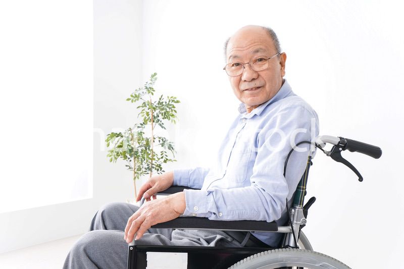 車椅子に乗る高齢の男性