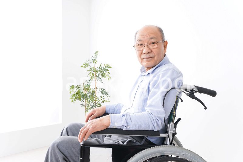 車椅子に乗る高齢の男性