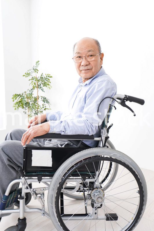 車椅子に乗る高齢の男性