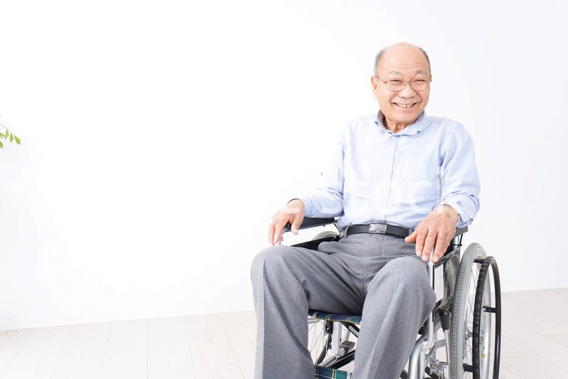 車椅子に乗る高齢の男性