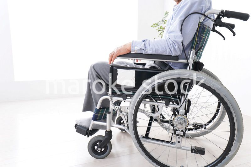 車椅子に乗る高齢の男性