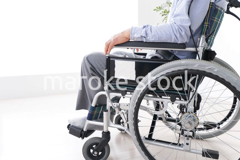車椅子に乗る高齢の男性