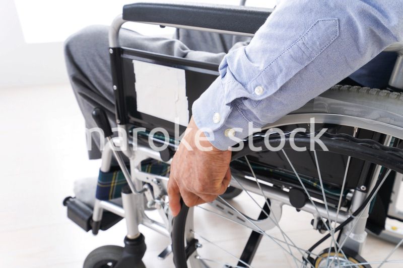 車椅子に乗る高齢の男性