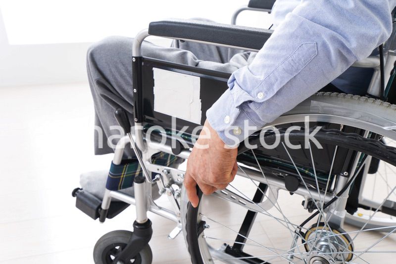 車椅子に乗る高齢の男性