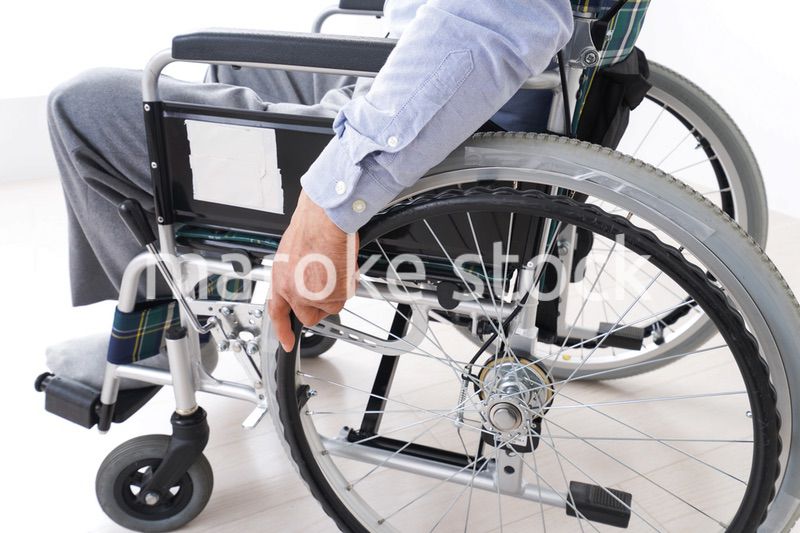 車椅子に乗る高齢の男性