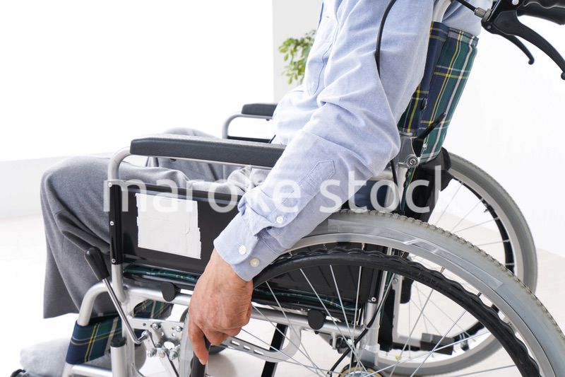 車椅子に乗る高齢の男性