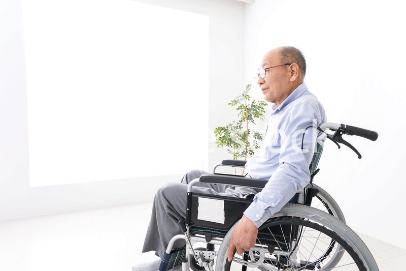 車椅子に乗る高齢の男性