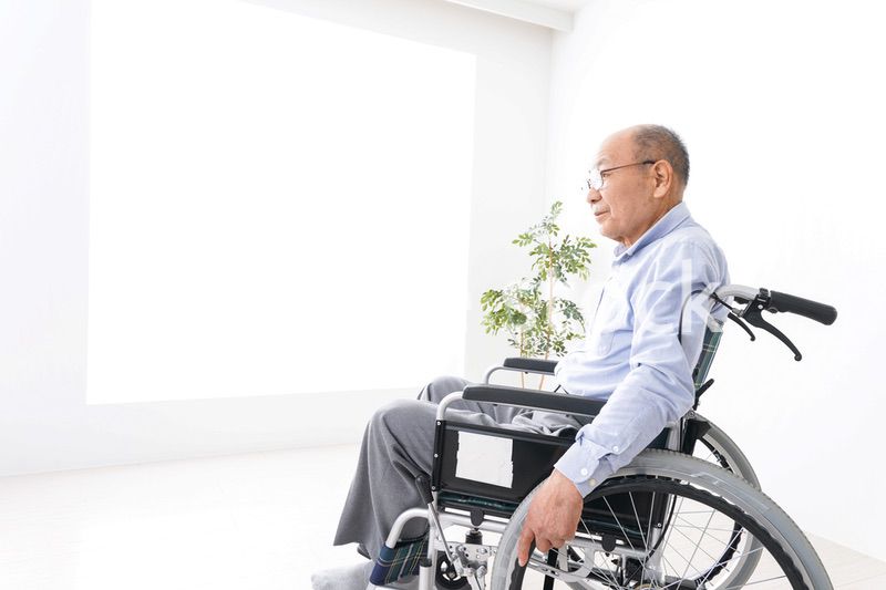 車椅子に乗る高齢の男性