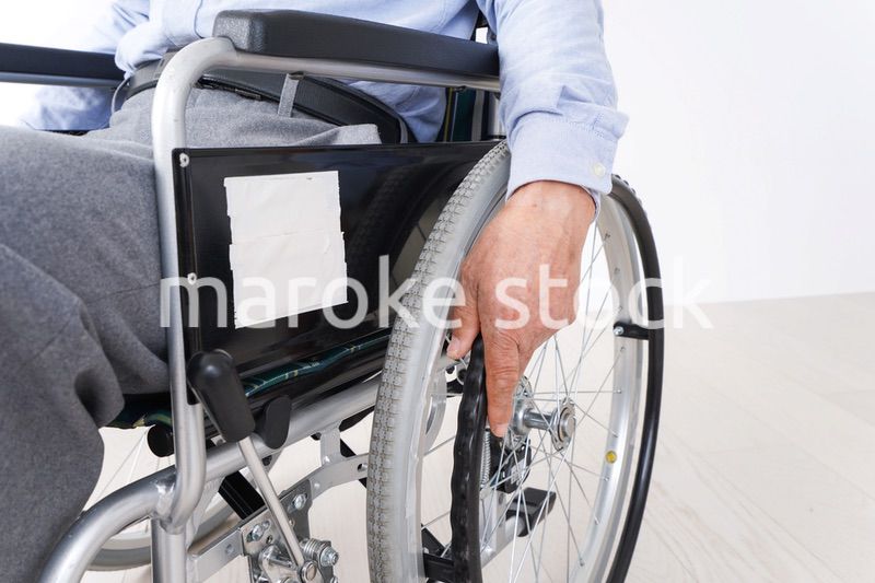 車椅子に乗る高齢の男性