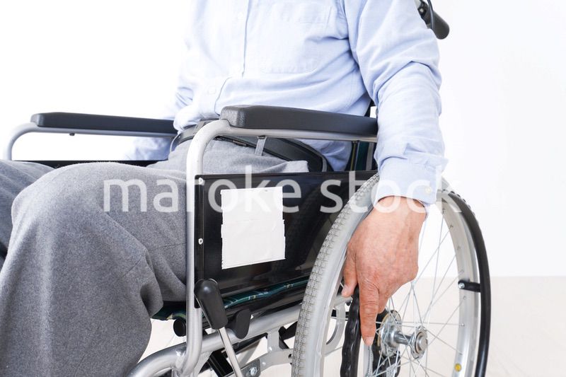 車椅子に乗る高齢の男性