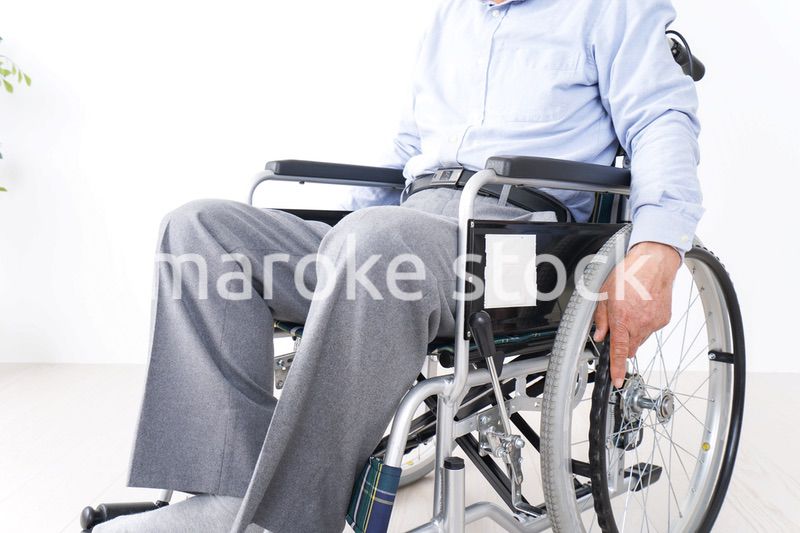 車椅子に乗る高齢の男性