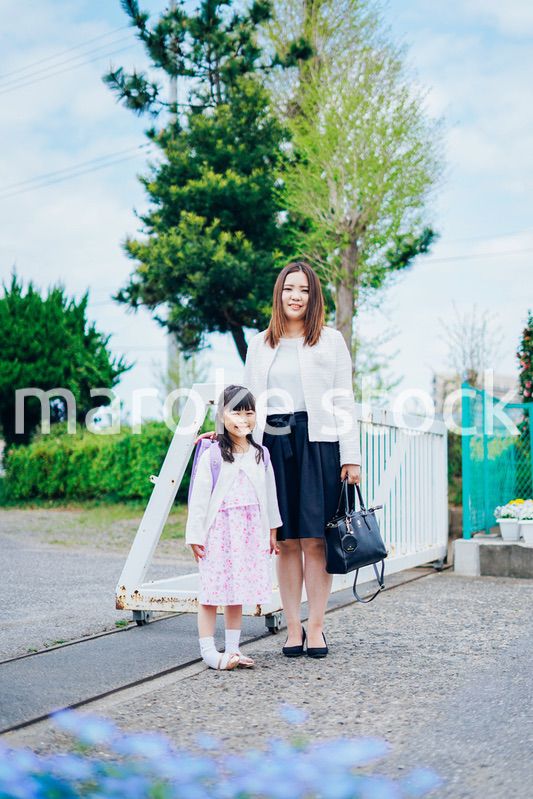 小学生の女の子とお母さん