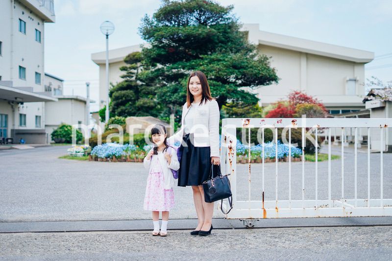 小学生の女の子とお母さん