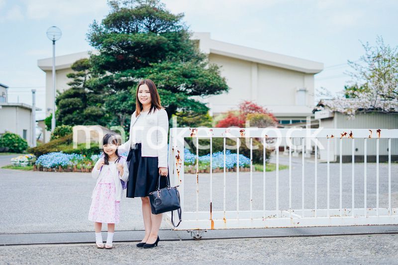 小学生の女の子とお母さん