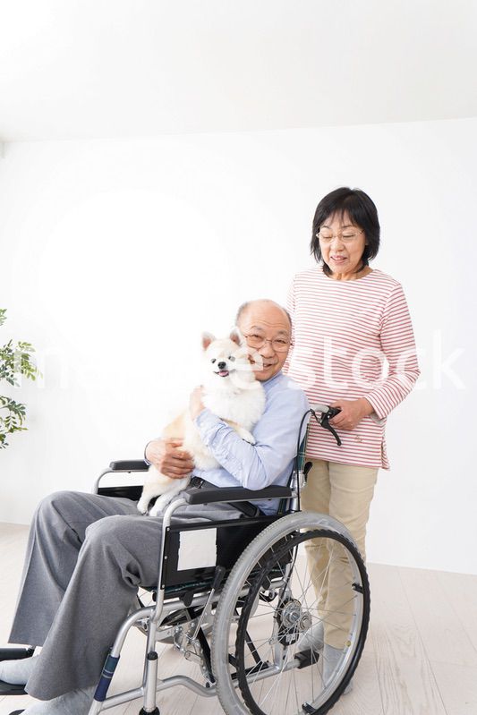 介護をする高齢の夫婦