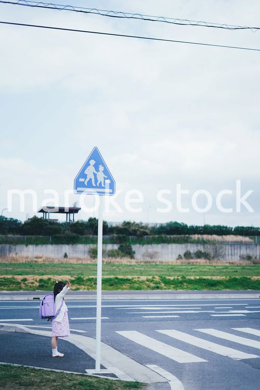 道路を横断する小さな女の子