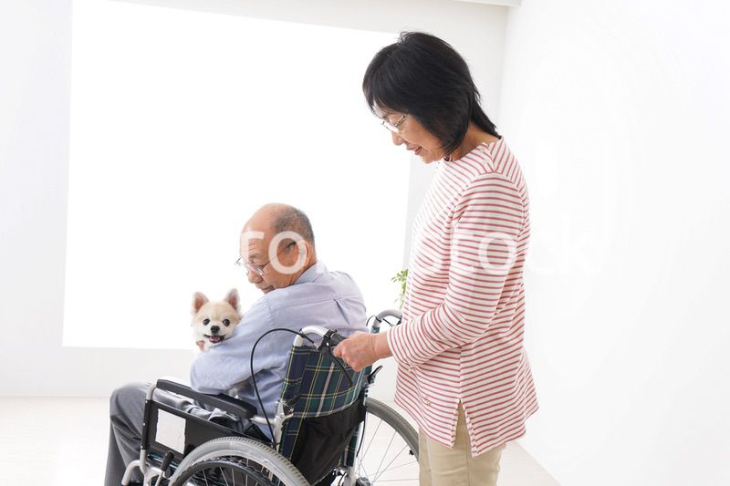 介護をする高齢の夫婦