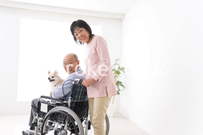 介護をする高齢の夫婦