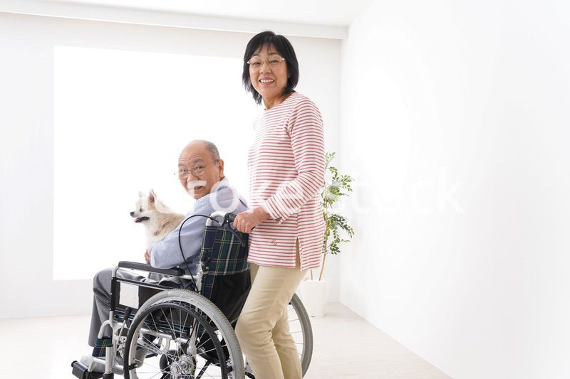介護をする高齢の夫婦