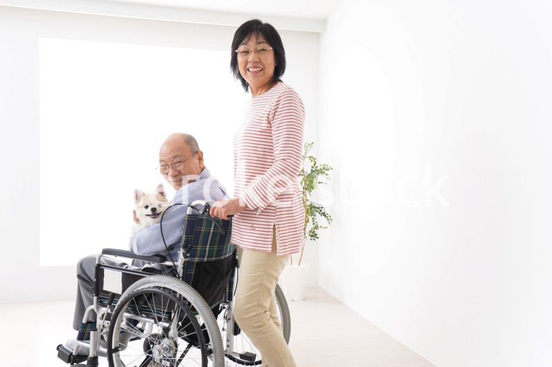 介護をする高齢の夫婦