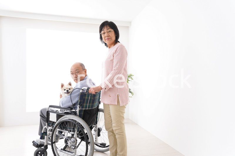 介護をする高齢の夫婦