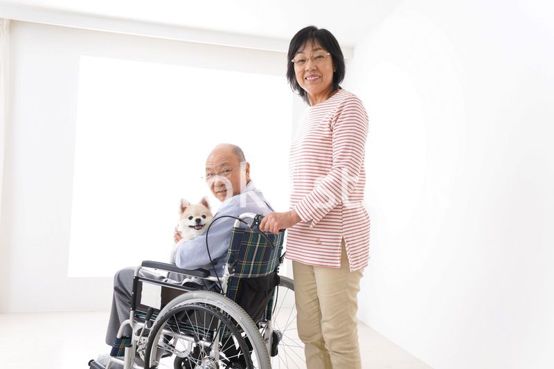 介護をする高齢の夫婦