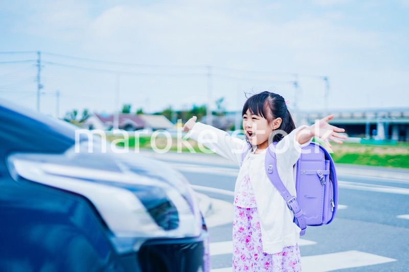 交通事故に遭う小さな女の子