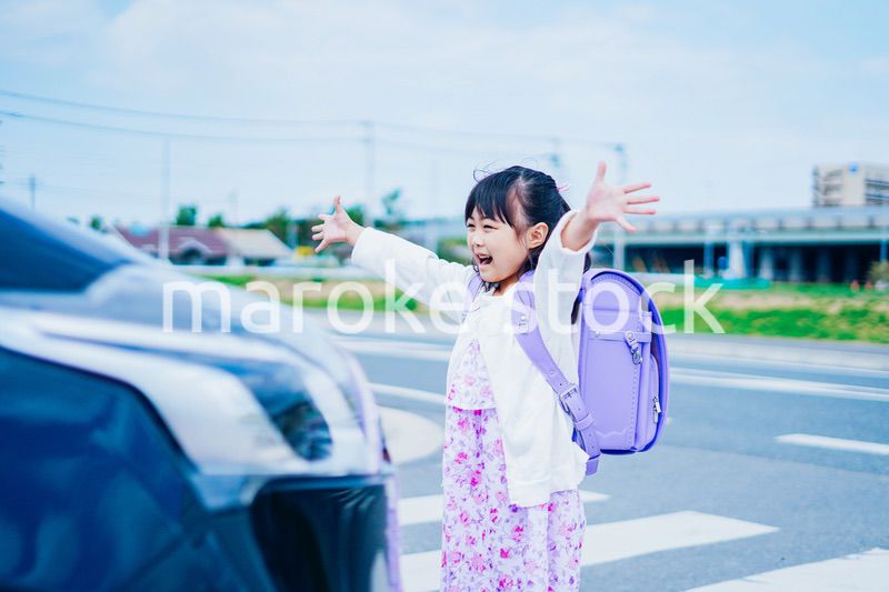 交通事故に遭う小さな女の子