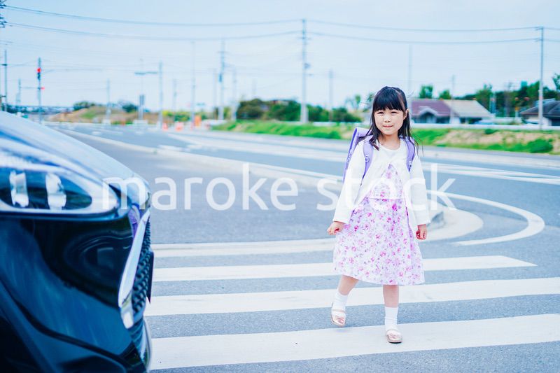 交通事故に遭う小さな女の子
