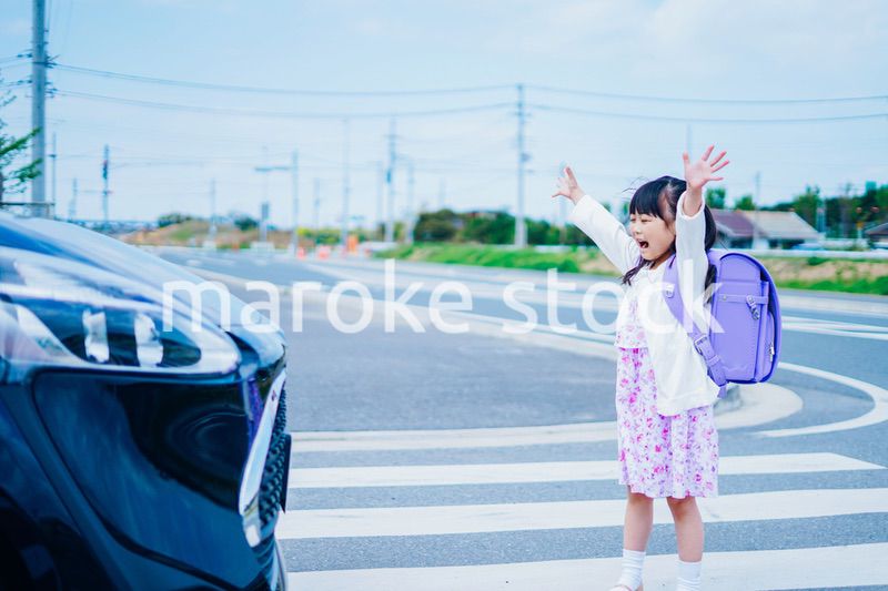 交通事故に遭う小さな女の子