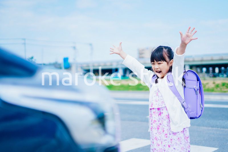 交通事故に遭う小さな女の子