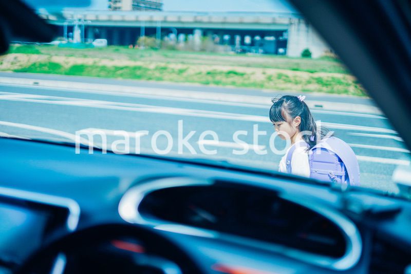 交通事故に遭う小さな女の子