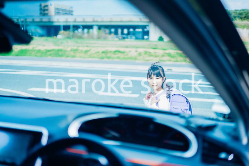 交通事故に遭う小さな女の子