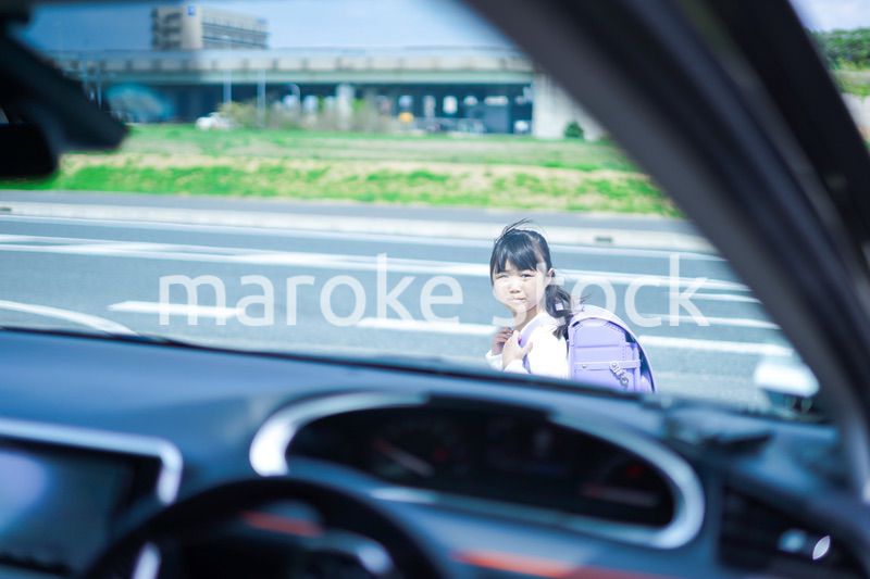 交通事故に遭う小さな女の子