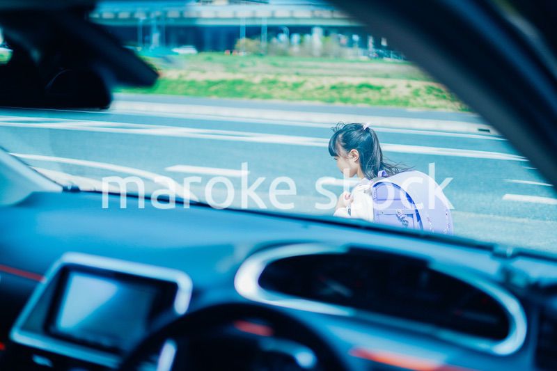 交通事故に遭う小さな女の子