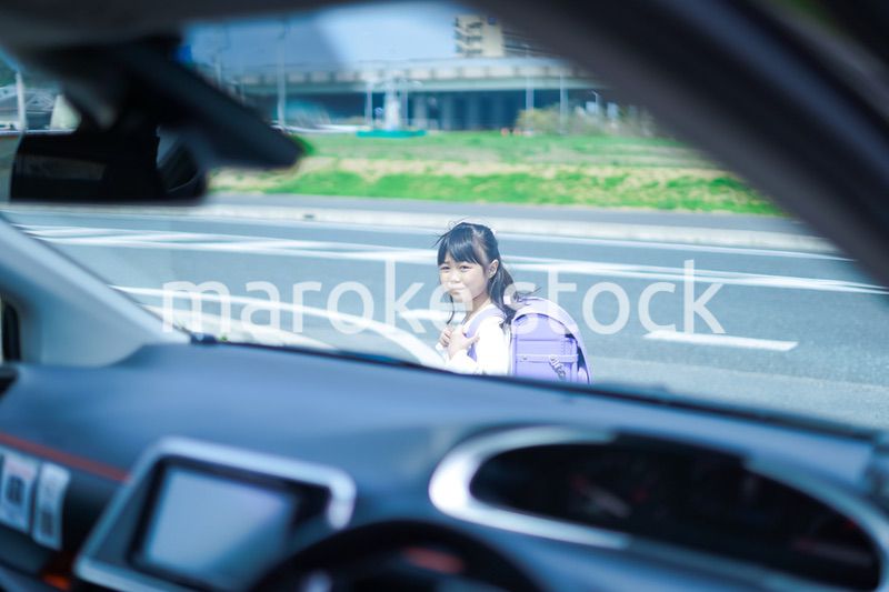 交通事故に遭う小さな女の子