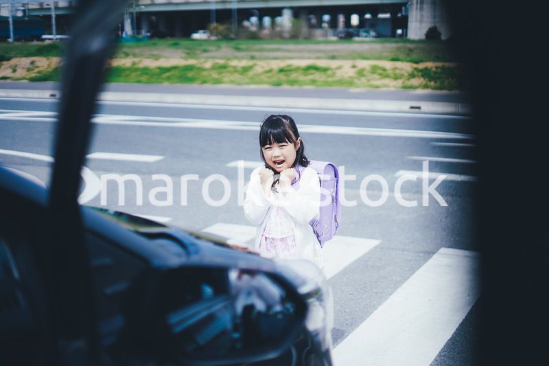 交通事故に遭う小さな女の子