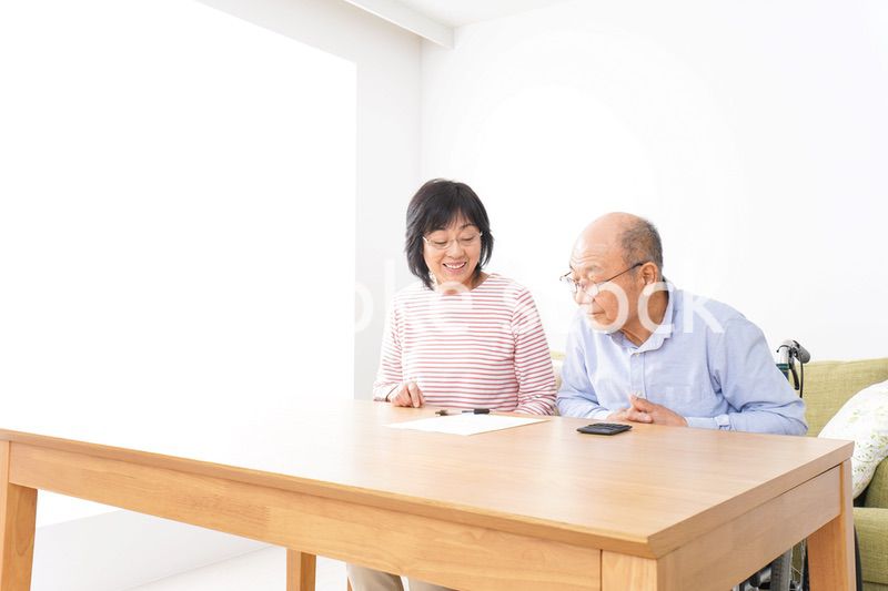 契約をする高齢の夫婦