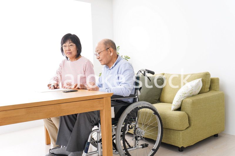 契約をする高齢の夫婦