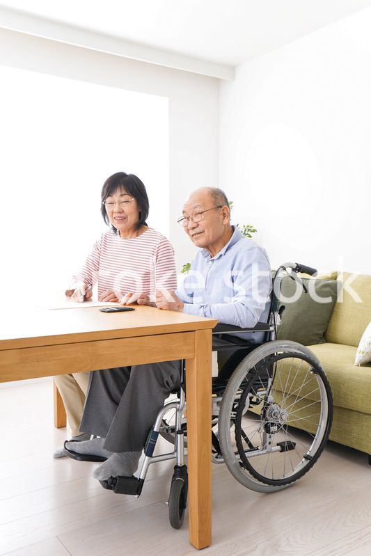 契約をする高齢の夫婦