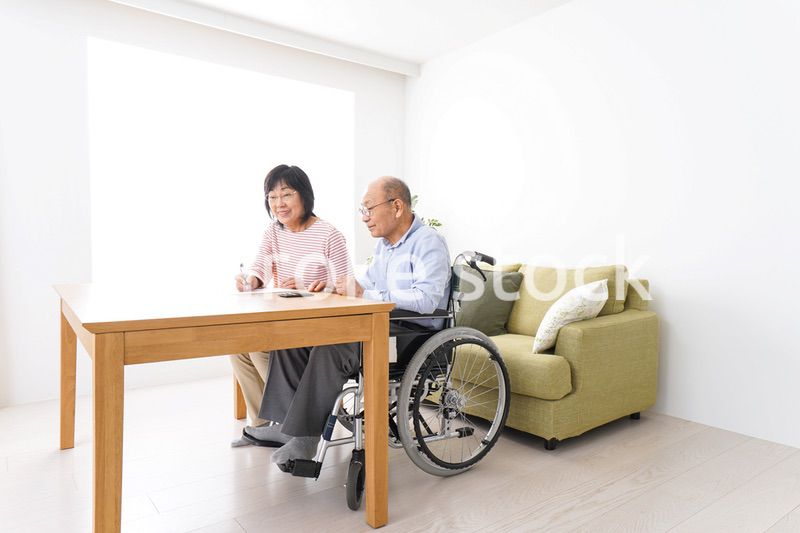 契約をする高齢の夫婦