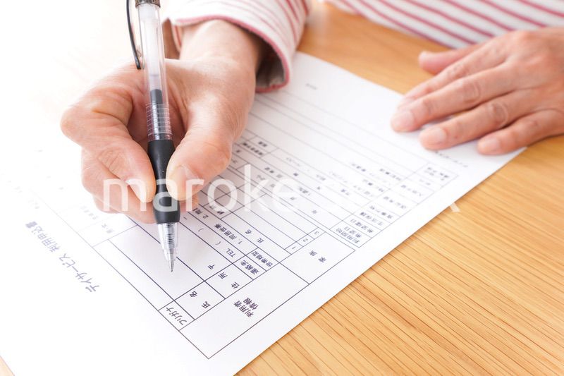 デイサービスの申込みをする高齢者