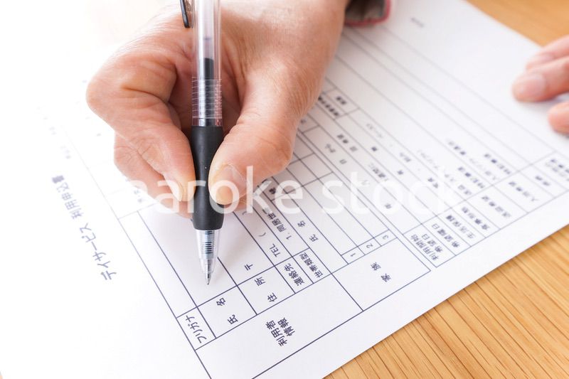 デイサービスの申込みをする高齢者