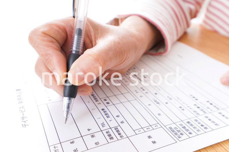 デイサービスの申込みをする高齢者