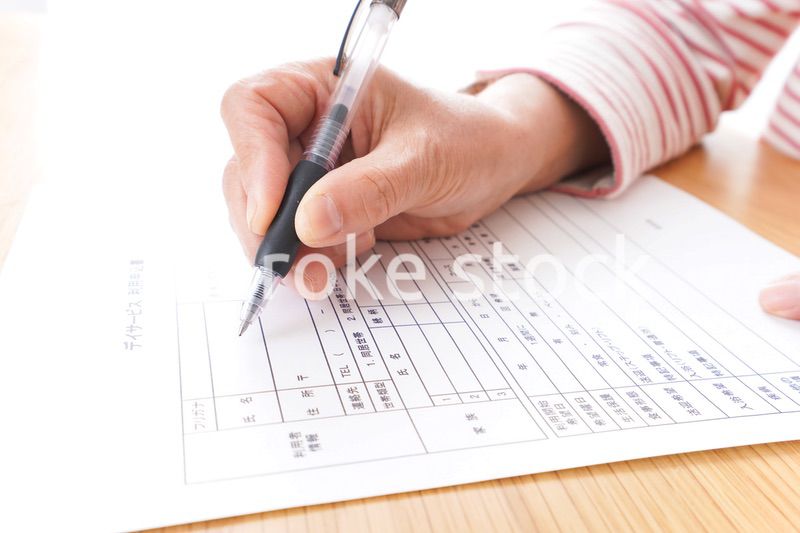 デイサービスの申込みをする高齢者