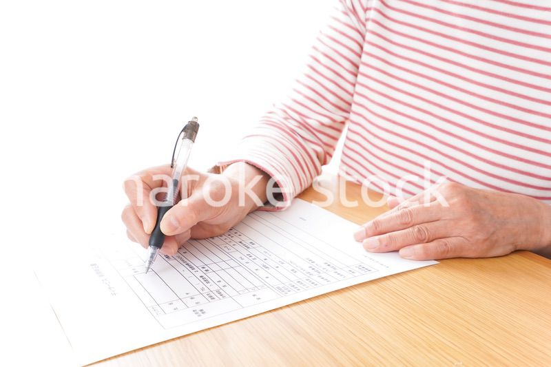 デイサービスの申込みをする高齢者