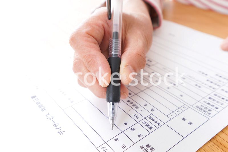 デイサービスの申込みをする高齢者