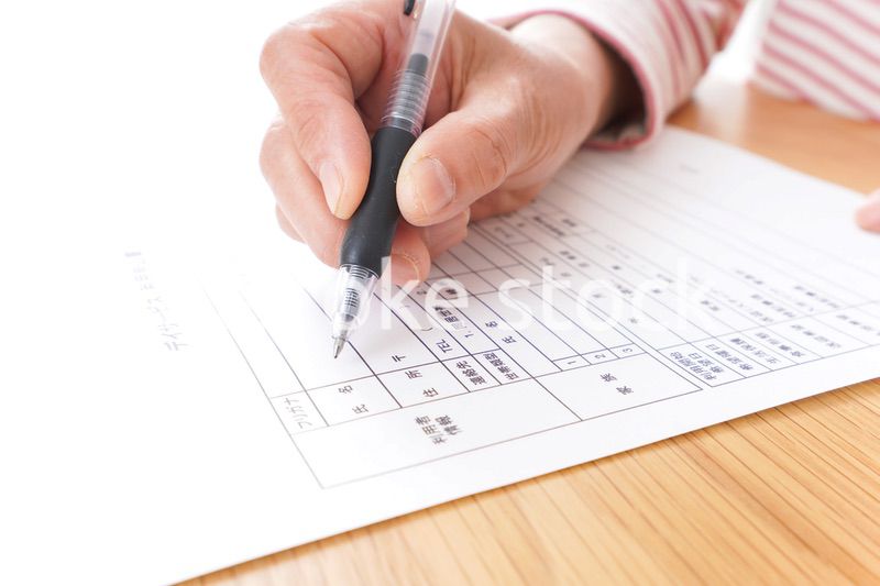 デイサービスの申込みをする高齢者