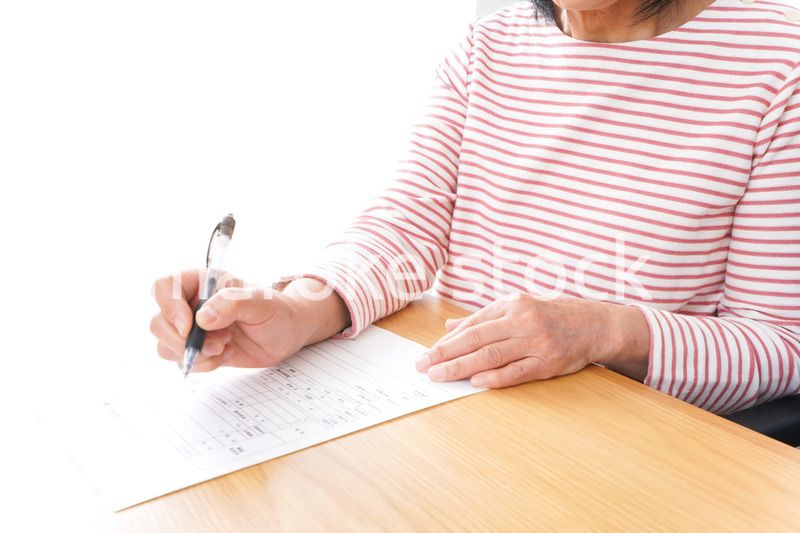 デイサービスの申込みをする高齢者