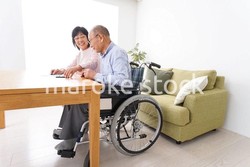 契約をする高齢の夫婦